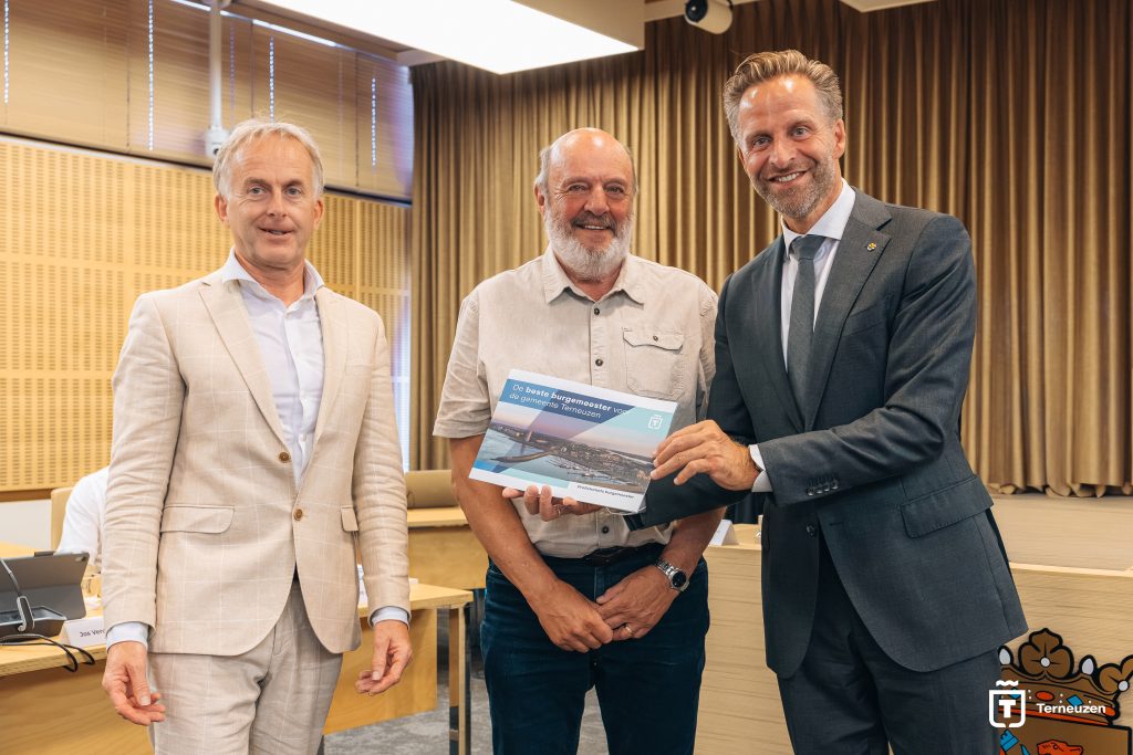 Overhandiging profielschets aan de commissaris van de Koning